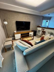 TV a/nebo společenská místnost v ubytování Duplex Leblon com Garagem Vista Cristo - 2 Quartos