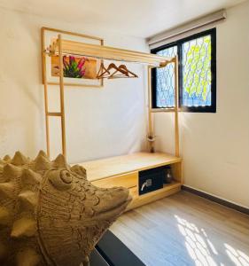 a room with a bunk bed and a window at Departamento en MossoCafe Oaxaca in Oaxaca City