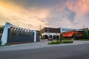 瓜达拉哈拉波萨达韦睿酒店的街道中间有标志的建筑物