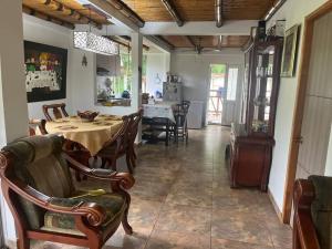 a dining room and kitchen with a table and chairs at Finca Leito in La Vega
