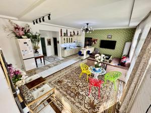 塔什干Duplex80A的享有空中景致,设有带桌椅的客厅