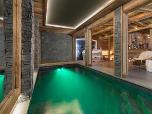 Chalet luxueux avec spa, piscine et vue sur pistes a Courchevel 1550 - FR-1-575-200