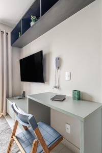 a room with a desk with a laptop and a chair at Laguna 1809 - Seu espaço em SP in Sao Paulo