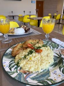 ジャグァリウーナにあるBlue Tree Towers Jaguariúnaのテーブル(2皿分の食べ物とオレンジジュース2杯付)