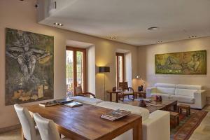 Posezení v ubytování Ca' n Beia Suites - Adults Only