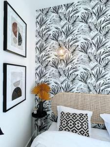 En eller flere senge i et værelse på Studio Vieille Ville - 300m du Lac + 44 billeder