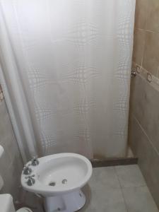 een badkamer met een douche, toilet en wastafel bij El Atardecer in Oro Grueso