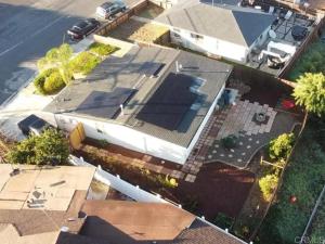una vista aérea de una casa con techo solar en Entire Private 3-BR Ranch-Style with Backyard, Crib, King Bed, and Free Parking, Available Now, en San Diego