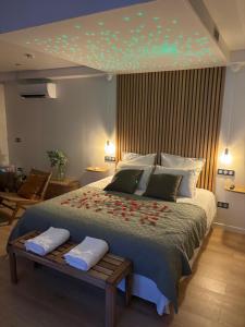 Ένα ή περισσότερα κρεβάτια σε δωμάτιο στο Chambre romantique avec Jacuzzi privée