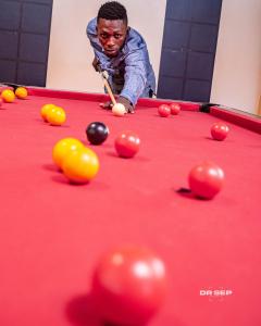 入住CERGY PONTOISE Hôtel Bafoussam的客人