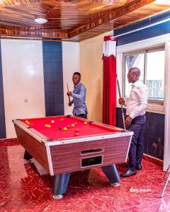 入住CERGY PONTOISE Hôtel Bafoussam的客人