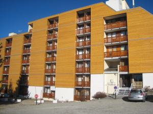 a large apartment building with balconies on it at Studio cabine à Chamrousse avec balcon, pour 4 pers, cuisine équipée - FR-1-340-284 in Chamrousse