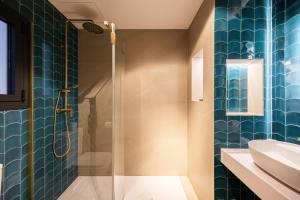 A bathroom at Hostal Barcelona Centro Még 37 kép