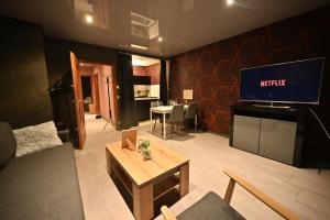 バーデン・バーデンにあるGemütliche 2Zimmer Wohnung Zentrums und Bahnhofnahのソファと壁掛けテレビのあるリビングルーム