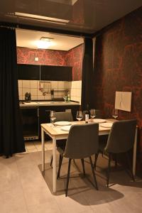 バーデン・バーデンにあるGemütliche 2Zimmer Wohnung Zentrums und Bahnhofnahのキッチンにテーブルと椅子があるダイニングルーム