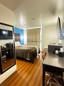 TV a/nebo společenská místnost v ubytování SureStay Plus Hotel by Best Western Niagara Falls East