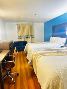 Postel nebo postele na pokoji v ubytování SureStay Plus Hotel by Best Western Niagara Falls East