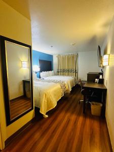 Postel nebo postele na pokoji v ubytování SureStay Plus Hotel by Best Western Niagara Falls East