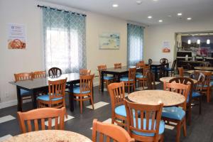 Restaurace v ubytování SureStay Plus Hotel by Best Western Niagara Falls East