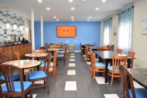 Posezení v ubytování SureStay Plus Hotel by Best Western Niagara Falls East + 13 fotografií