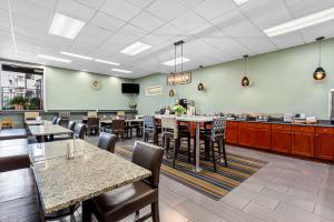 a dining room with tables and chairs in a restaurant at Best Western Cascadia Inn in Everett