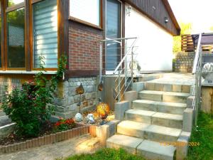 a set of stairs in front of a house at Schwandt-ein Bungalow mit Wasserblick, Ruderboot auf Anfrage in Rosenow