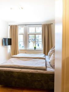 a bed in a room with a window at Goethes City Apartment Altstadt in Weimar