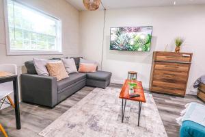 NEW Designed Apt 2023 NrUCF PETSOk PrivateEntry的休息区