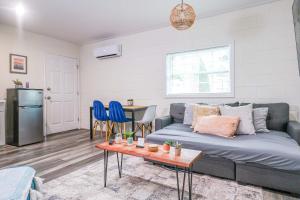 奥兰多NEW Designed Apt 2023 NrUCF PETSOk PrivateEntry的带沙发和桌子的客厅