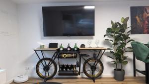 a bike with wine bottles on a table in a room at Apartment Bäckerhaus in Bayreuth