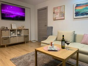 Posezení v ubytování Family-Friendly 2-BedRoom Apt Free Parking