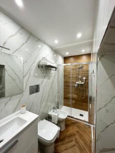ein Badezimmer mit Dusche, Toilette und Waschbecken in der Unterkunft Maison Frattasio in Neapel