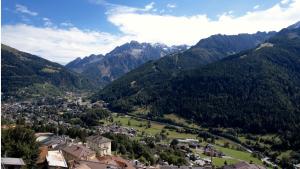 a town in a valley with mountains in the background at Casa Temù sulle piste - 8 posti in Temù