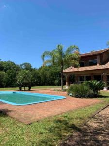 een zwembad in de tuin van een huis bij Sitio Entre Rios in Guaporé