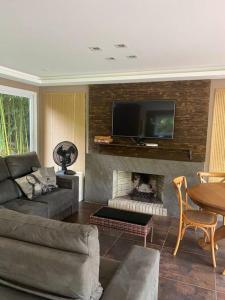 een woonkamer met een bank en een open haard bij Sitio Entre Rios in Guaporé