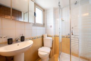 Ένα μπάνιο στο New Sun and Sea Apartment in a 4 acres garden
