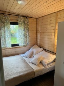 Postel nebo postele na pokoji v ubytování Natura Domki Anastazewo