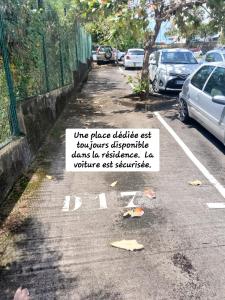 Снимка в галерията на Joli T2 L'Oasis vue mer des Caraïbes proche des plages в Сен-Лу