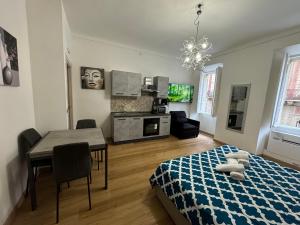 um quarto com uma cama e uma mesa e uma cozinha em Civico 22 em Sassari