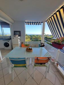 Кухня или кухненски бокс в Joli T2 L'Oasis vue mer des Caraïbes proche des plages