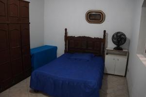 ディアマンティーナにあるCasa em Diamantina-MGのベッドルーム1室(青いベッド1台付)