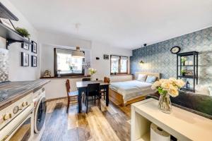 Un dormitorio con una cama y una cocina con una mesa. en Apartament Gdańska 13, en Bydgoszcz