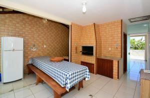 Kuchyň nebo kuchyňský kout v ubytování Casa c/ Piscina a 250m da Praia da Pinheira PLH006