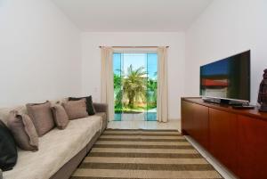 TV a/nebo společenská místnost v ubytování Casa c/ Piscina a 250m da Praia da Pinheira PLH006