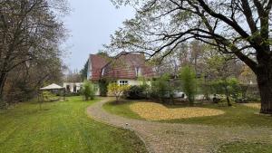a house with a pathway leading to a yard at Klimaanlage, 5 Sterne Villa Bahnhoftraum, plus NEU zubuchbares Event, 333 qm, 1200qm Garten, virtueller Rundgang, Dachterrasse, Whirlpoolbadewanne in Braunfels