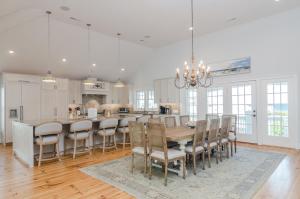 Dapur atau dapur kecil di Seas the Day by Bryant Real Estate