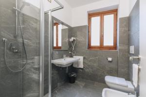 Koupelna v ubytování Hotel Astoria + 18 fotografií