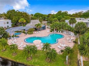 una vista aérea de la piscina del resort en Modern Cozy 2BR Condo Near Disney, en Orlando