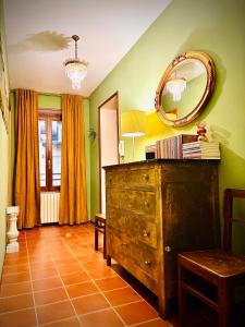 a room with a dresser and a mirror on the wall at Oh!megna in Omegna +12 photos