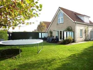 una cama elástica en el patio de una casa en Bungalow in Breskens near Beach & Lighthouse, en Breskens